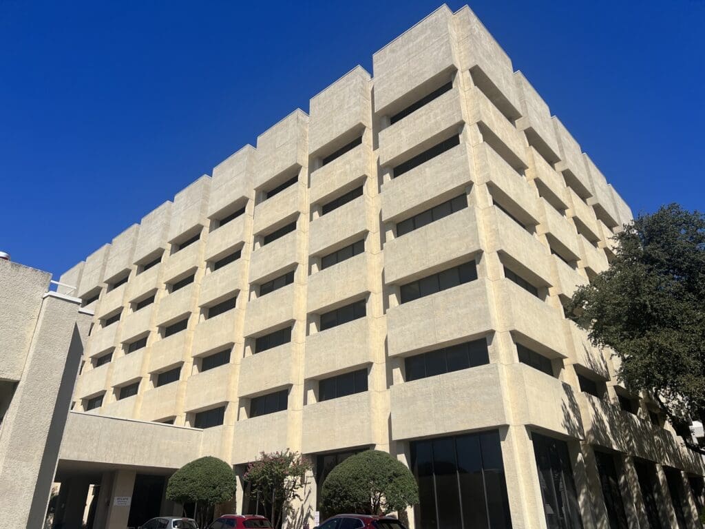 a view of the exterior building where Airrosti Fort Worth is located