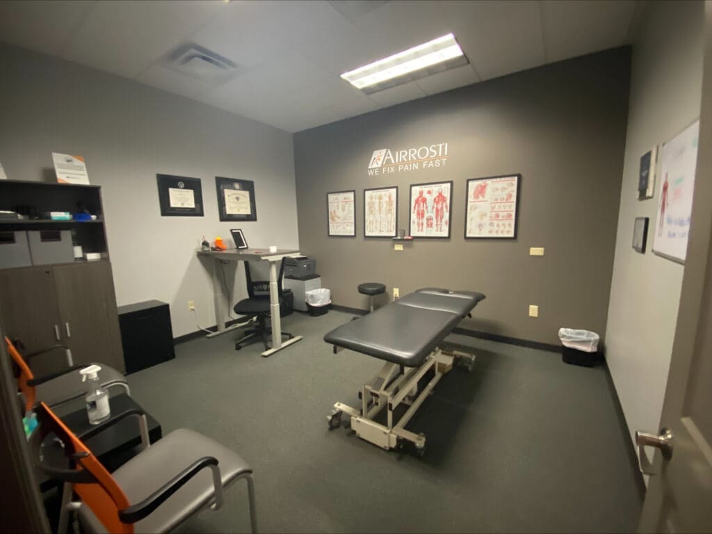 A photo of the treatment room at Airrosti Tuscan Lakes. Treatment table is featured in the center of the room.