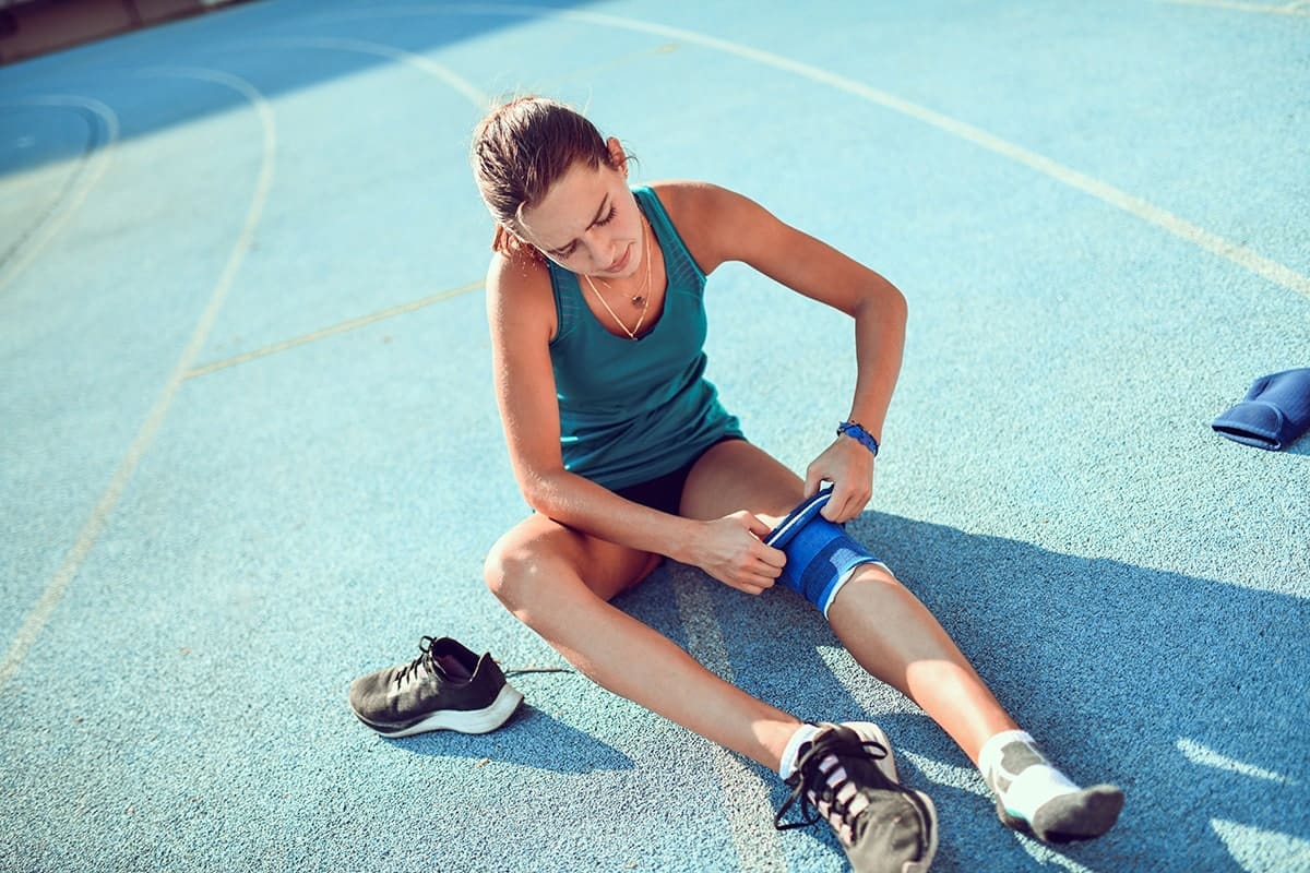 Woman running with knee pain