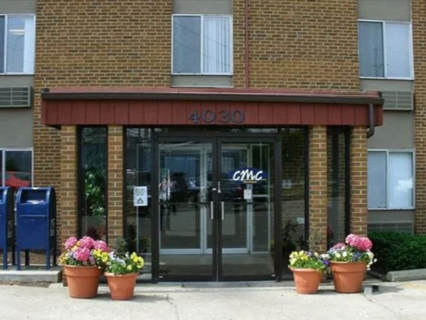 Exterior entrance to Airrosti Beechmont